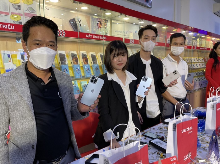 Những khách hàng đầu tiên tại Hải Phòng kích hoạt, trên tay iPhone 13 