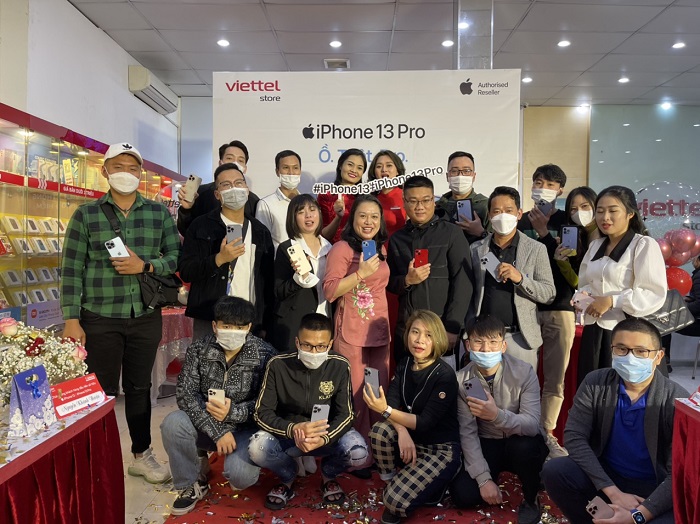 Những khách hàng đầu tiên tại Hải Phòng kích hoạt, trên tay iPhone 13 