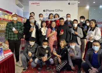 Khách hàng đặt trước iPhone 13 nhận hàng lúc nửa đêm tại siêu thị Viettel Store Hải Phòng