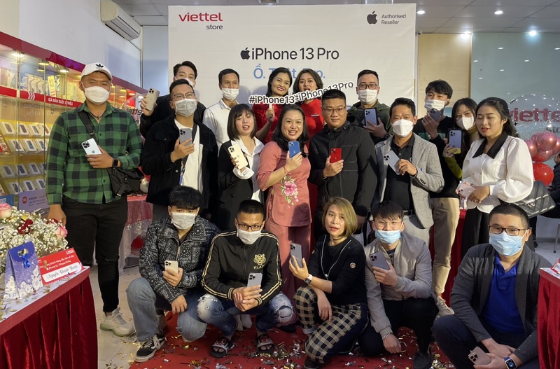 Khách hàng đặt trước iPhone 13 nhận hàng lúc nửa đêm tại siêu thị Viettel Store Hải Phòng