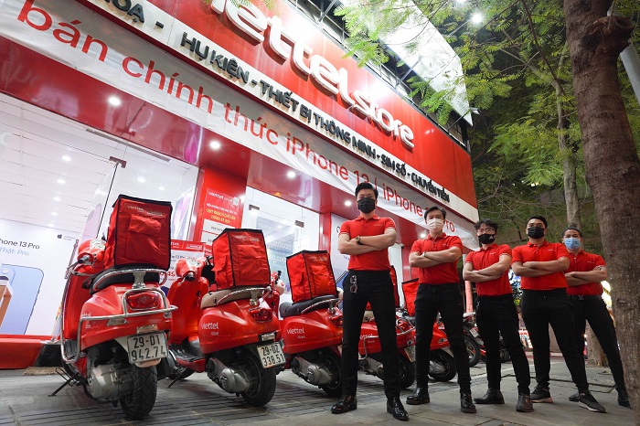 Đoàn xe “chở niềm vui bất ngờ” của Viettel Store cũng đã sẵn sàng chuẩn bị "ship” tận nơi những chiếc iPhone 13 mới nhất đến các khách hàng tại Hà Nội