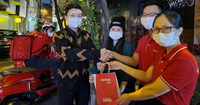 Viettel Store giao máy tận nhà ngay trong đêm cho khách hàng đặt trước iPhone 13