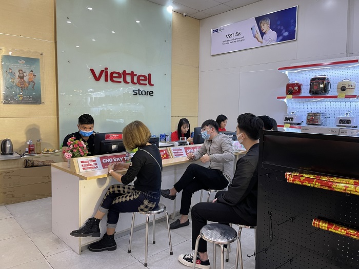 Một số khách hàng đến từ rất sớm chờ từ khoảng 21 giờ ngày 21/10 tại Siêu thị Viettel Store Hải Phòng