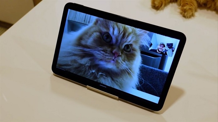 Viền màn hình khá dày làm cho tỉ lệ màn hình và thân máy không được tối ưu