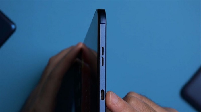 Cạnh dưới là cổng sạc, khe loa và jack cắm tai nghe 3.5 mm