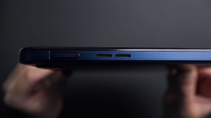 Cạnh trên là loa và nút nguồn