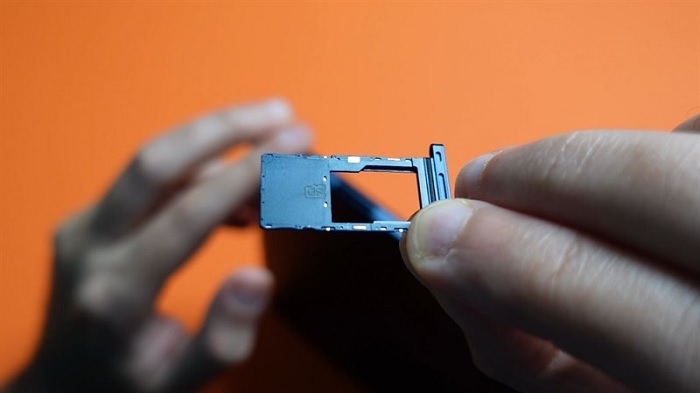 Máy được hỗ trợ khe cắm thẻ nhớ micro SD có thể mở rộng lên tới 512GB