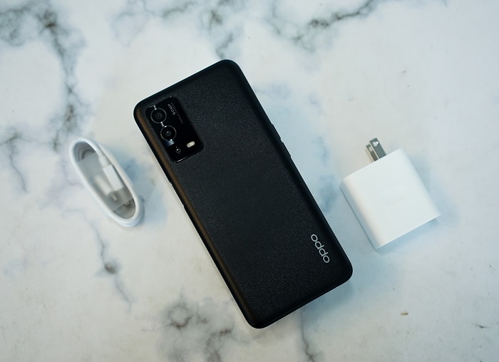 OPPO A55 đi kèm các phụ kiện gồm: ốp lưng trong suốt, cáp sạc, củ sạc, que chọc sim và sách hướng dẫn sử dụng. Chỉ tiếc máy không có tai nghe đi kèm