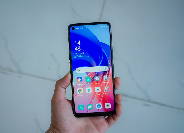 Màn hình OPPO A55 với thiết kế đục lỗ thời thượng giúp tối ưu không gian hiển thị