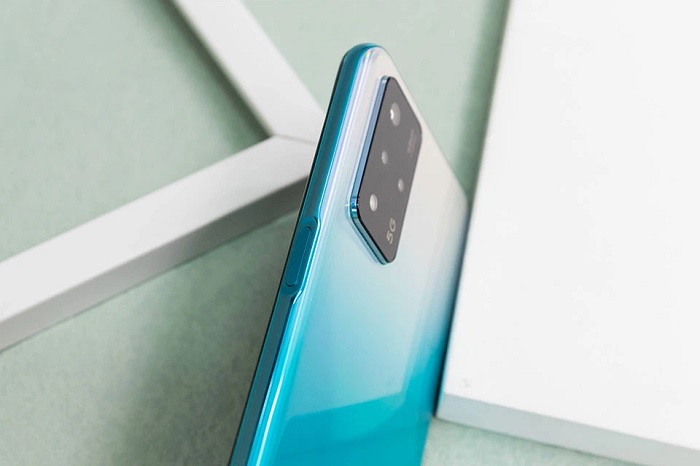 Kích thước mỏng nhẹ giúp người dùng cầm nắm thoải mái bằng 1 tay