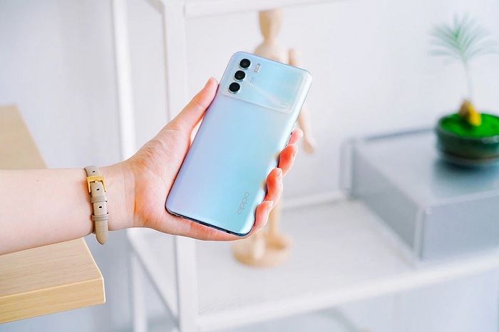 3 camera sau được sắp xếp theo chiều dọc