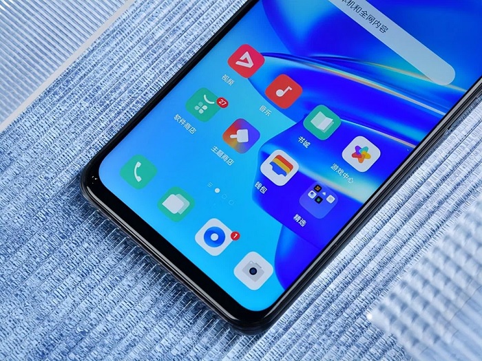 Phần cằm của máy vẫn còn hơi dày