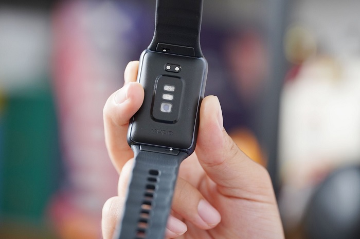 Các cảm biến được bố trí mặt sau của đồng hồ