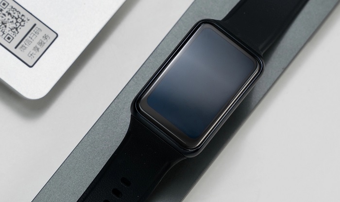 OPPO Watch Free sau khi đã được gắn dây đeo