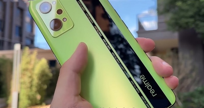 Mặt lưng được phủ một lớp nhám mờ giúp chống bám vân tay cũng như tăng cường cảm giác cầm nắm