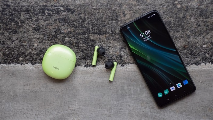 Thiết kế màn hình đục lỗ quen thuộc với camera selfie nằm ở góc trên bên trái