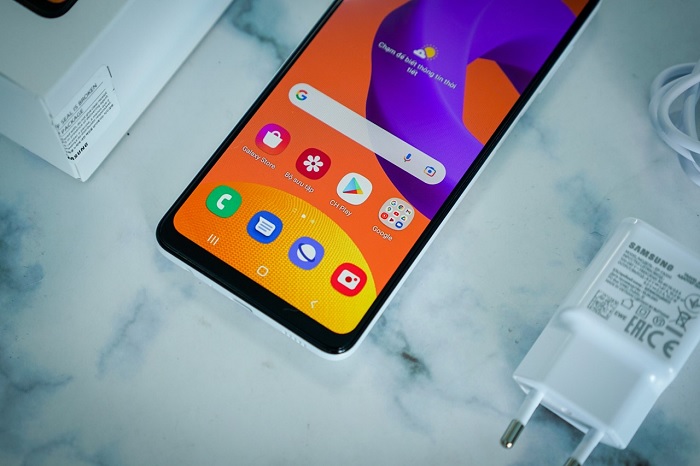 Phần cằm của máy vẫn còn hơi dày