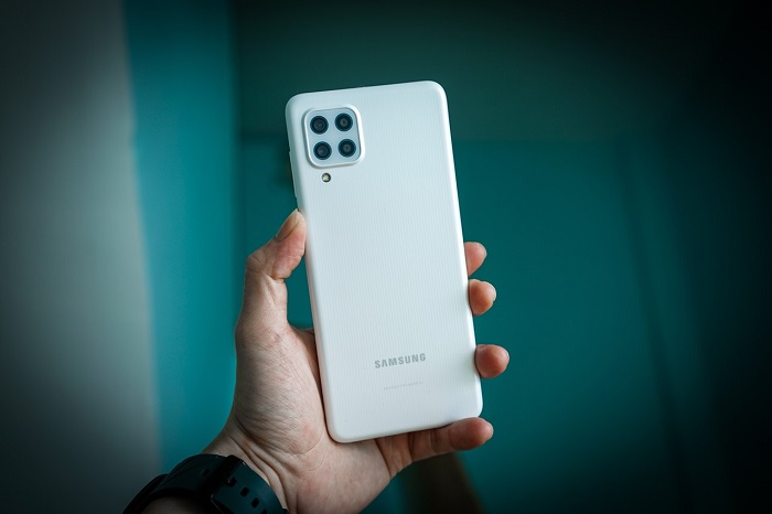 Galaxy M22 cầm khá đầm tay vì đi kèm pin 5.000 mAh