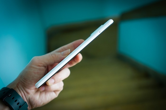 Cạnh trái được bố trí khay sim kèm thẻ nhớ