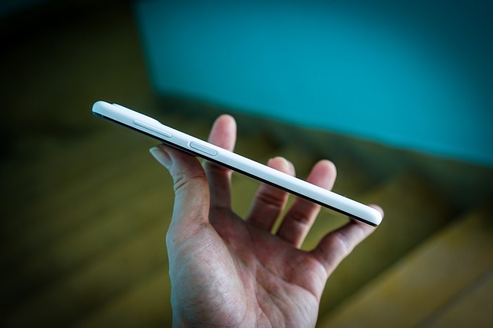 Cạnh phải được bố trí nút nguồn kiêm cảm biến vân tay và phím tăng giảm âm lượng