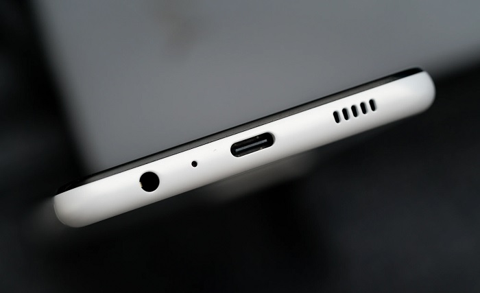 Cạnh đáy với các cổng kết nối: USB-C, jack tai nghe 3.5mm, micro và loa ngoài