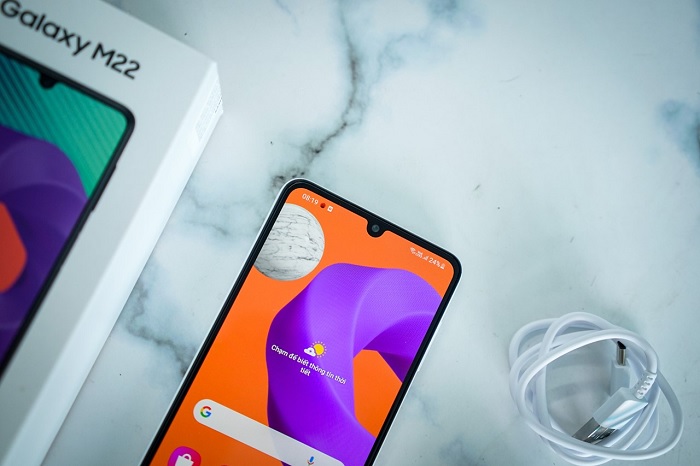 Camera selfie 13MP được đặt trong notch nhỏ hình chữ U