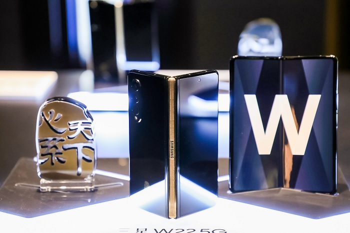 Trên tay Samsung W22 5G – Trái tim của thế giới