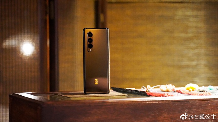 Mặt sau của Samsung W22 5G