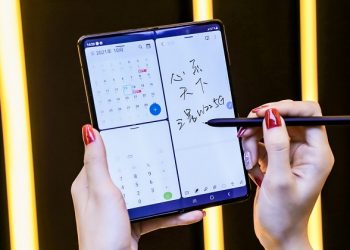 trên tay Samsung W22 5G