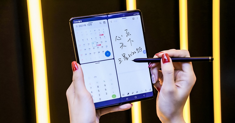 trên tay Samsung W22 5G