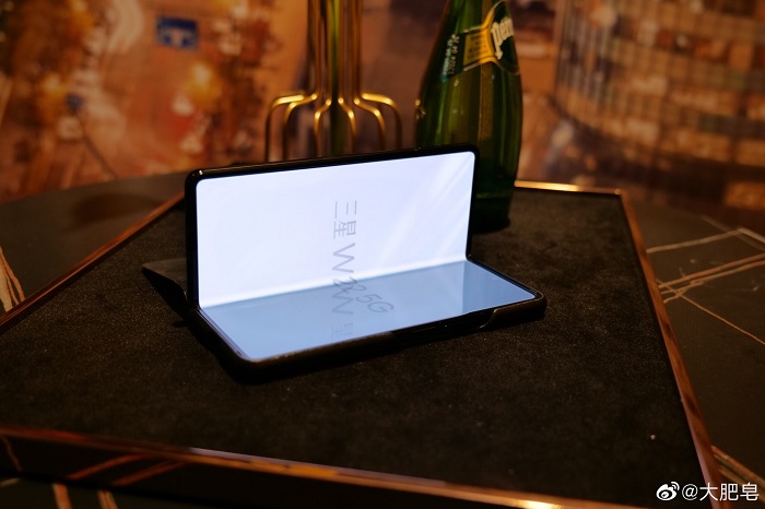 Samsung W-series – dòng máy cao cấp hàng đầu được China Telecom giới thiệu hàng năm