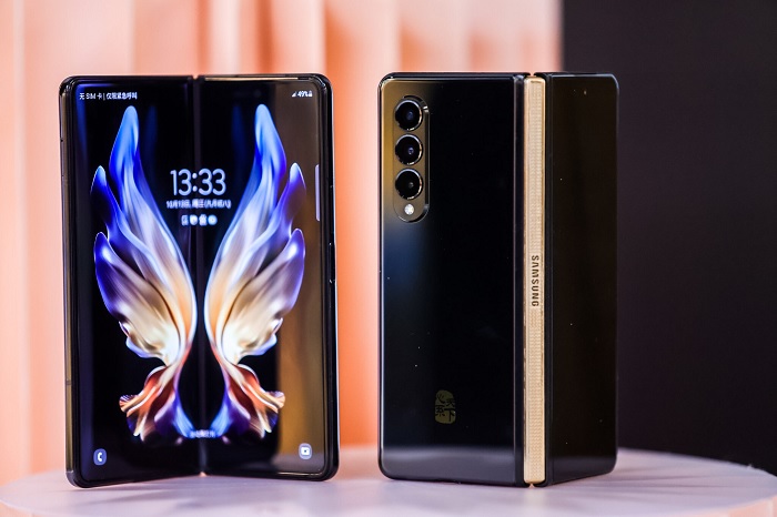 Cận cảnh mắt trong và mặt ngoài của Samsung W22 5G