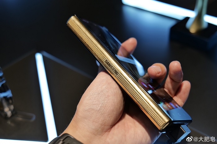 Bản lề được mạ vàng với độ hoàn thiện rất cao