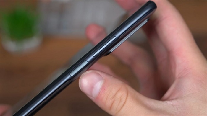 Cạnh phải được bố trí nút nguồn kiêm cảm biến vân tay và phím tăng giảm âm lượng