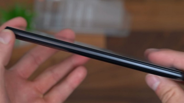 Cạnh trái của máy được thiết kế liền mạch