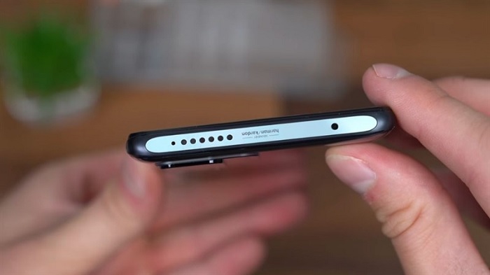 Đỉnh máy gồm 1 dải loa, mic thu âm, cổng hồng ngoại và dòng chữ “SOUND BY harman/kardon” cho thấy âm thanh của Xiaomi 11T Pro 5G sẽ rất ấn tượng