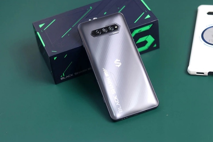 Mặt lưng Black Shark 4S khá bóng bẩy