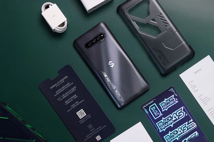 Xiaomi Black Shark 4S cùng các phụ kiện đi kèm
