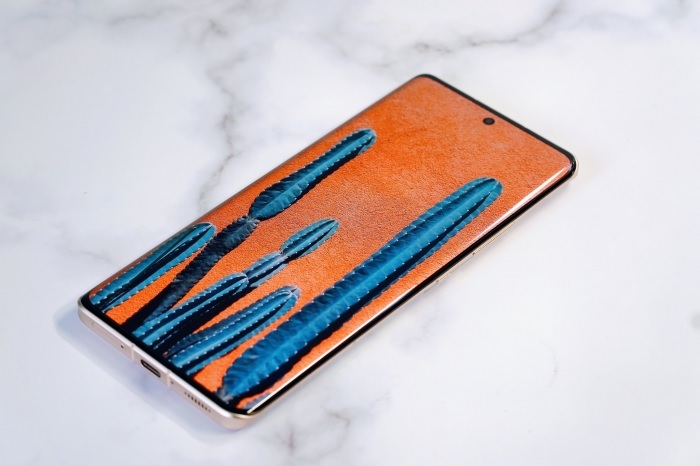 Màn hình cong tràn viền ấn tượng cùng tần số quét 120Hz