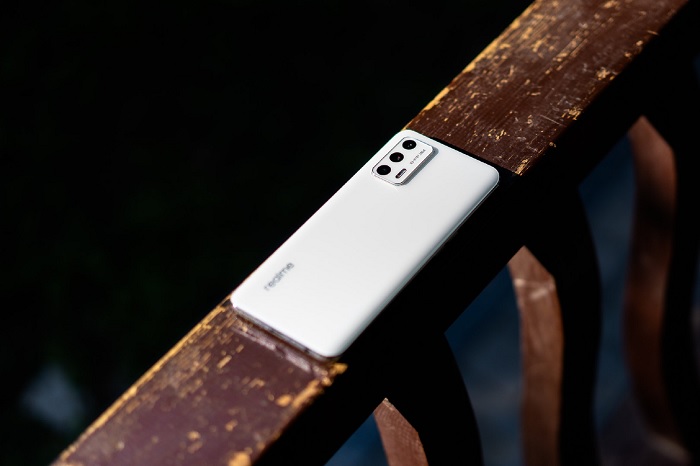 Mặt lưng được làm bằng nhựa nhám