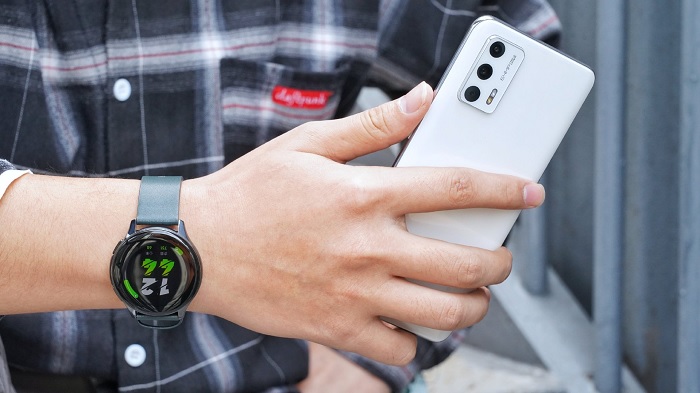 Mặt lưng mang lại cảm giác cầm nắm chắc chắn và thoải mái