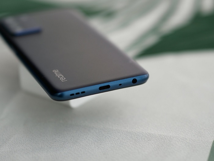 Cạnh đáy được bố trí jack tai nghe, micro, cổng sạc USB-C và loa ngoài