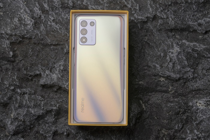 Mặt lưng realme Q3s sử dụng hiệu ứng chuyển màu bắt mắt