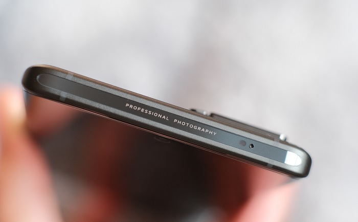 Đỉnh máy được in dòng chữ Professional Photography (nhiếp ảnh gia chuyên nghiệp)