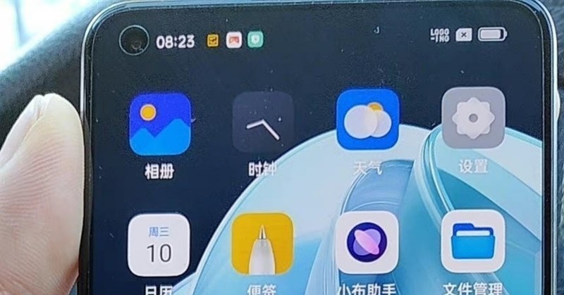 Lộ ảnh thực tế OPPO Reno7 Pro: Thiết kế phẳng, màng hình đục lỗ, viền dưới mỏng