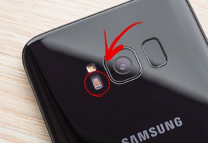 Nút cảm biến kết hợp đo nhịp tim trên điện thoại