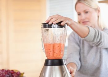 Máy xay sinh tố là một thiết bị rất phổ biến ở các gia đình hiện nay. Nhưng không phải ai cũng biết cách sử dụng máy xay sinh tố. Bài viết này chúng tôi sẽ hướng dẫn bạn cách dùng máy xay sinh tố hiệu quả và an toàn.