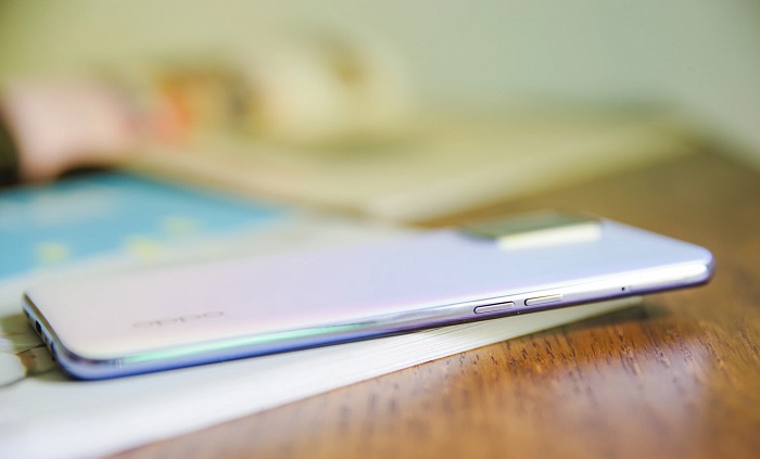 Kích thước mỏng, trọng lượng nhẹ cho cảm giác cầm nắm trên tay khá thoải mái dễ dàng