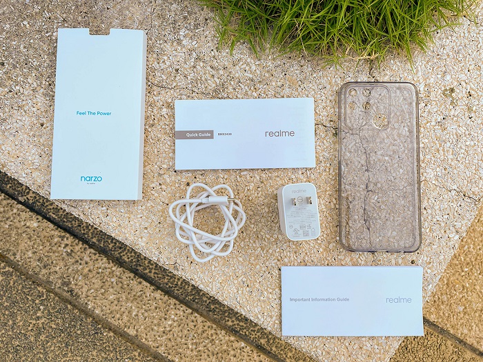 Các phụ kiện đi kèm máy gồm: dây sạc USB-C, củ sạc nhanh 18W, ốp lưng silicon, sách hướng dẫn và que chọc sim