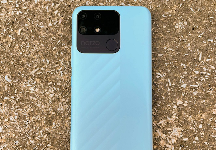 Cụm camera và cảm biến vân tay nổi bật trên mặt lưng Narzo 50A